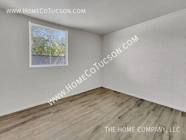 Building Photo - 3966 E Sylvane Dr