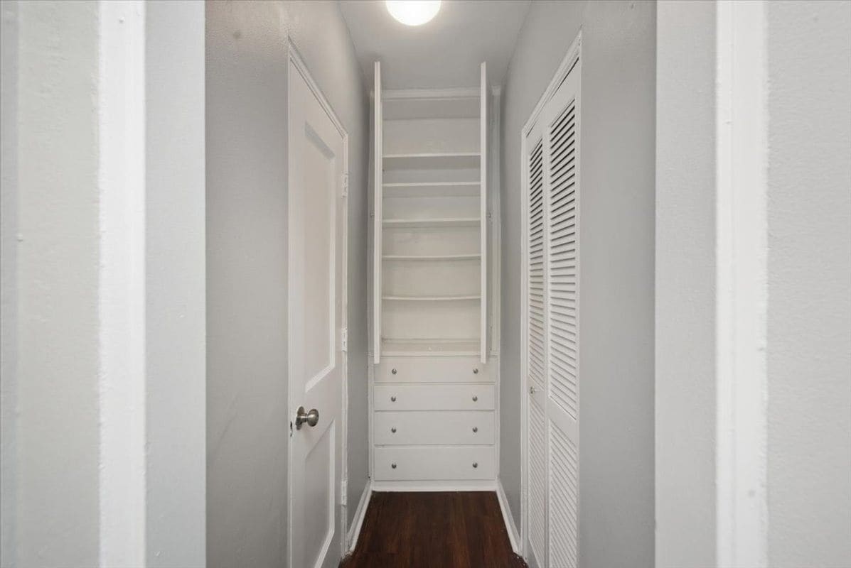 Building Photo - 1140 N La Salle Dr