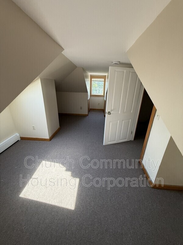 Building Photo - 171 Conanicus Ave