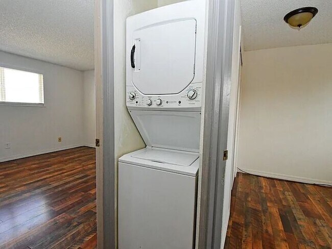 Building Photo - 2 bed 1 bath in Stead - AVAILABLE 6/1!