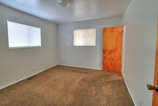 Building Photo - Available immediately 2 bedroom 1 bath in ...