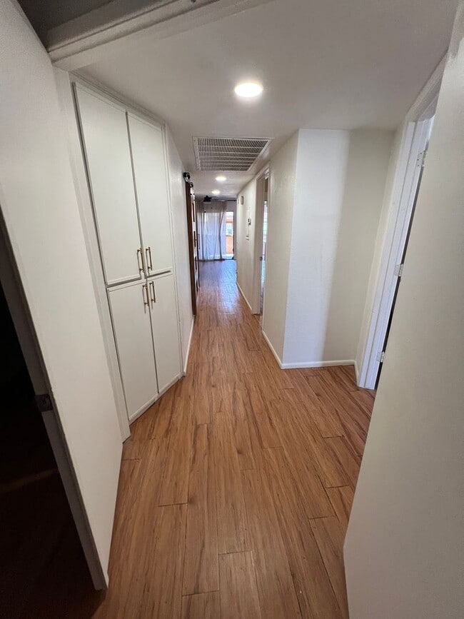 Building Photo - 3 Bedroom 2 bath Condo in Midvale!