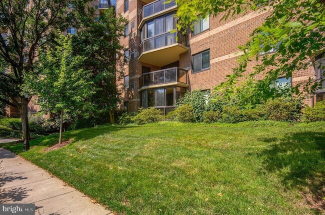 Building Photo - 8370 Greensboro Dr