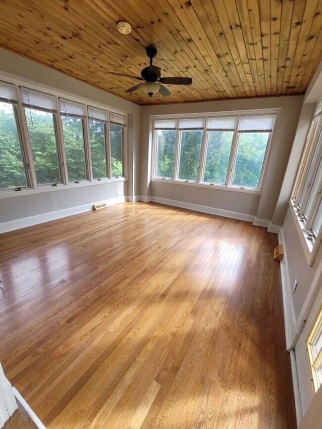 Building Photo - Beautiful 4 bedroom 2.5 house