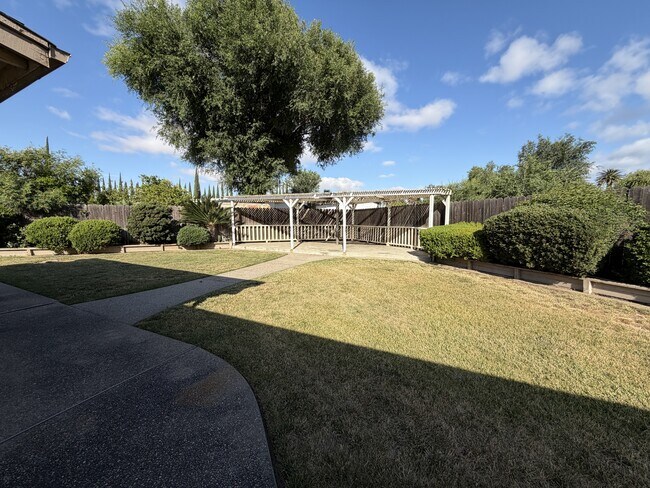 Building Photo - 501 Sears Dr
