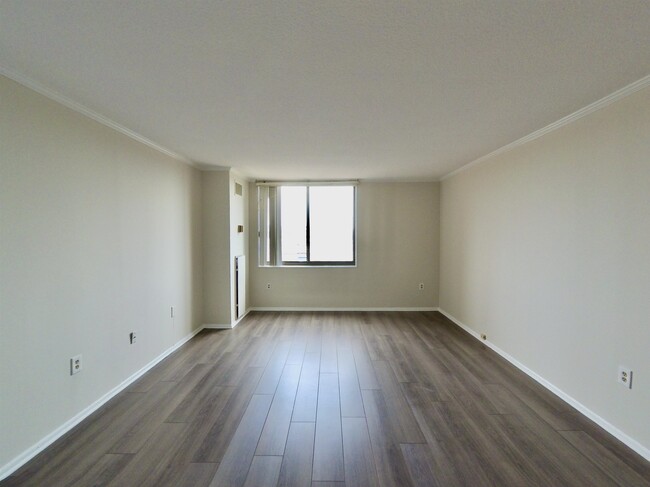 Building Photo - 509 Harmon Cove Tower