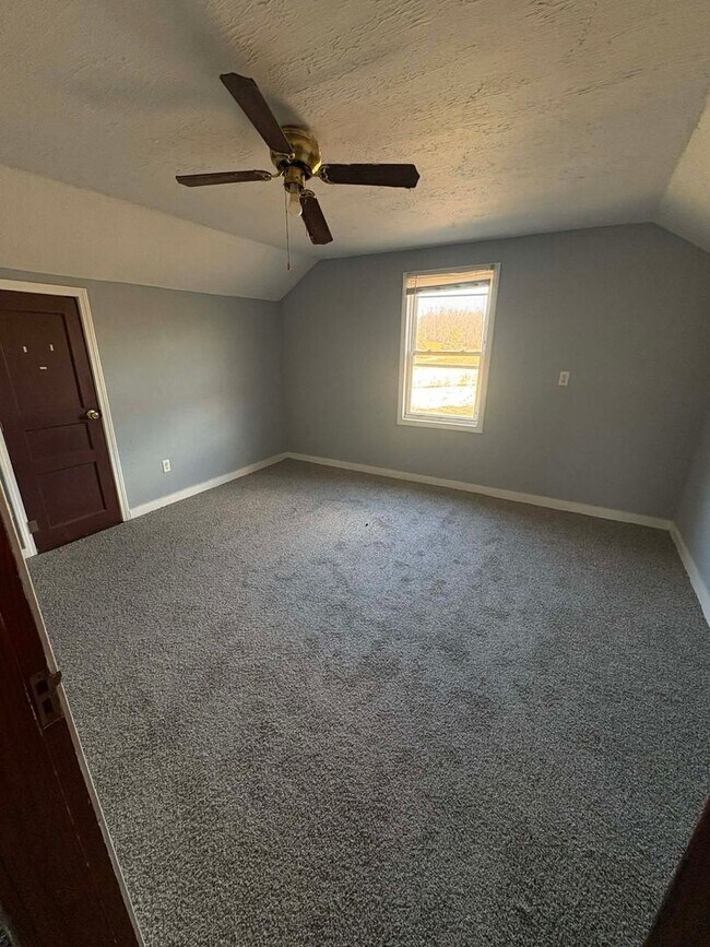 Building Photo - Country Living!