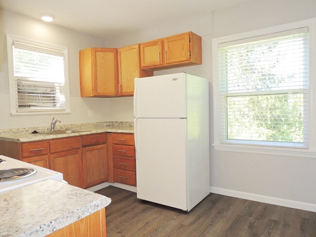 Building Photo - 3 Bed - 1 Bath Cape Cod for Rent!