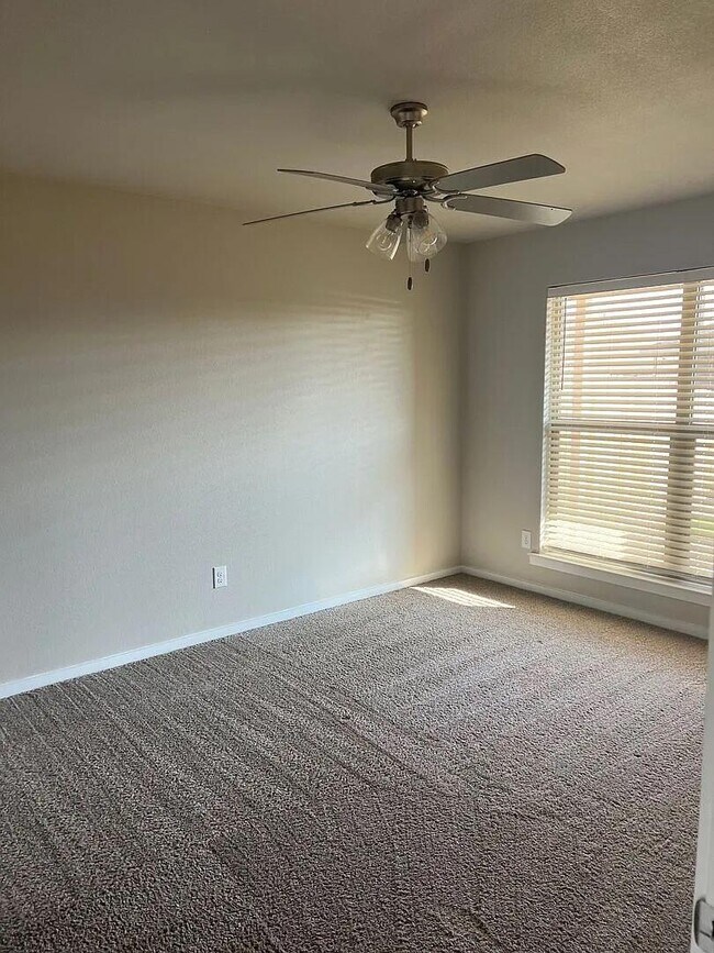 Building Photo - 9707 Saratoga Ave