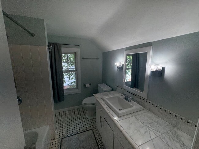 Building Photo - 3 Bedroom in Alger Heights!