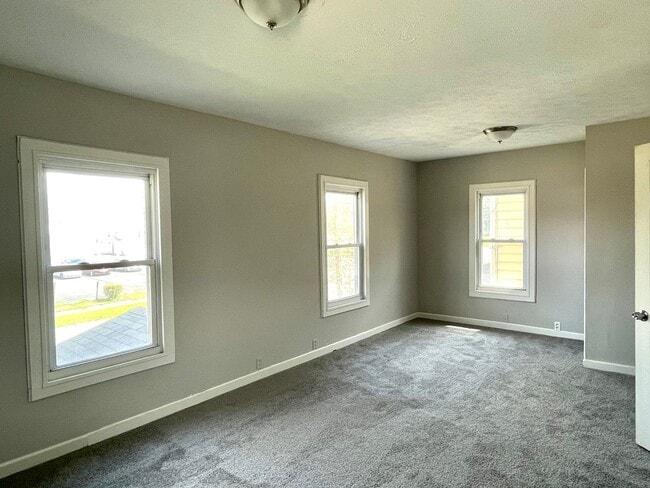 Building Photo - Multi Family Home 3 Bedroom and 1 Bath For Rent - Coming Soon