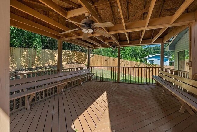 Building Photo - 5 Bedroom and 3 Bathroom home available to...