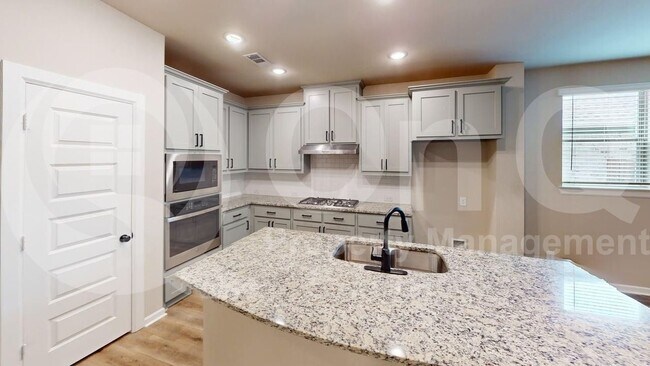 Building Photo - 5521 Capilano Ct