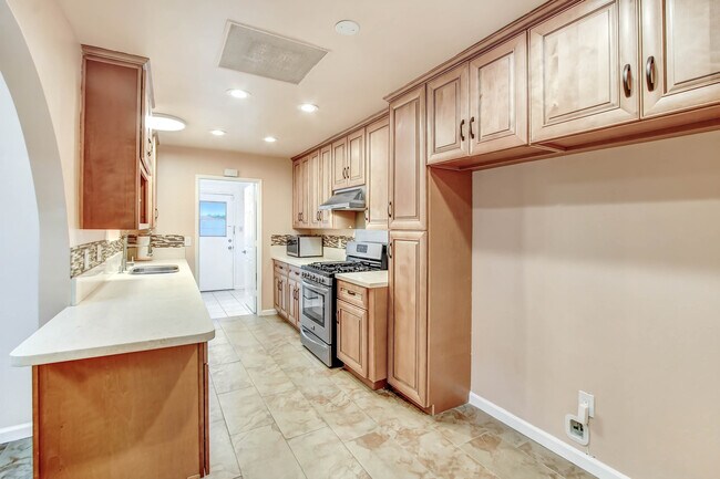 Building Photo - 6437 Graves Ave