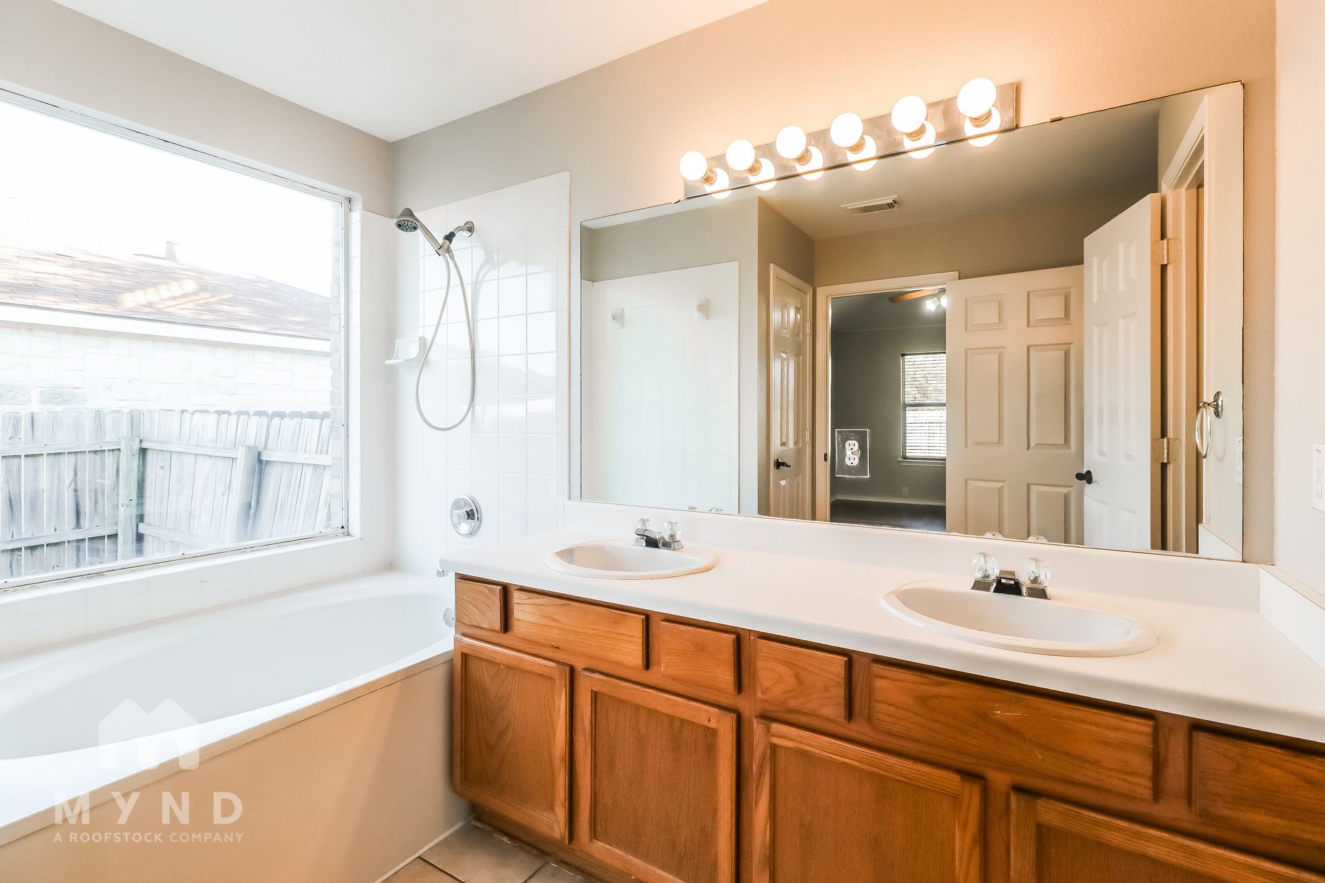 Building Photo - 14812 Lantern Dr