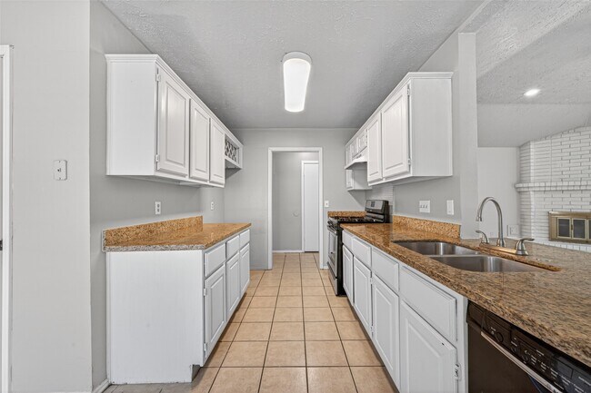 Building Photo - 2310 Woodwind Dr