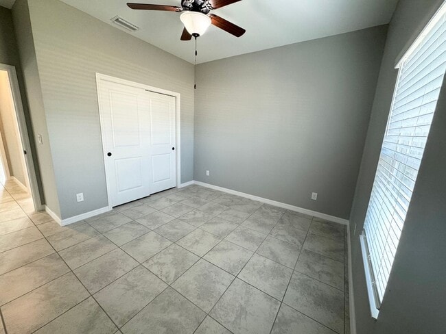 Building Photo - 3 Bed + Den with 2 Baths & 2 Car Garage