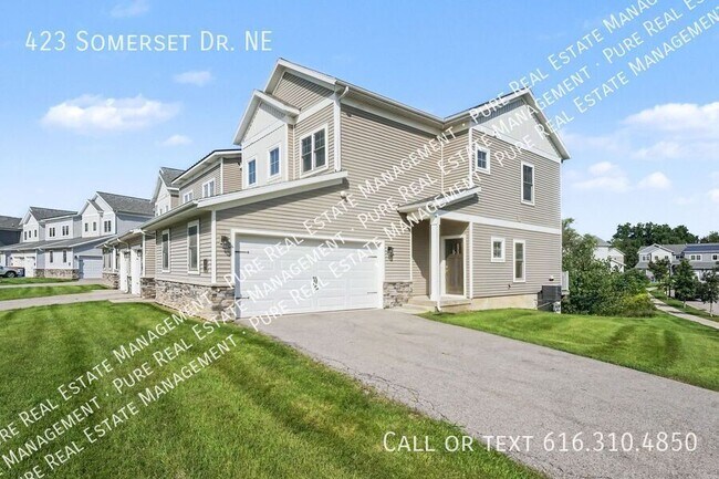 Building Photo - 423 Somerset Dr NE