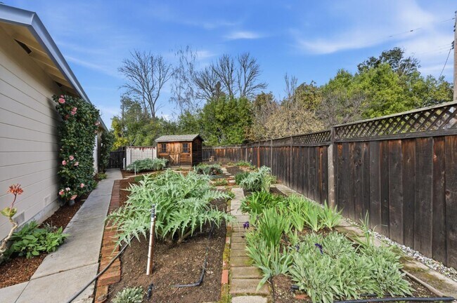 Building Photo - 8 Patricia Pl