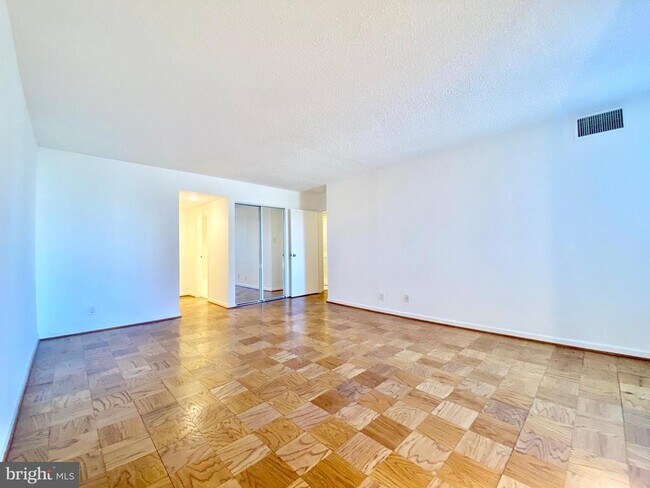 Building Photo - 3800 Fairfax Dr