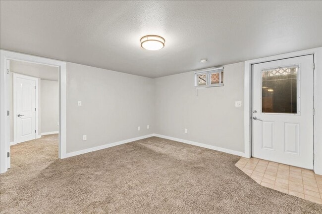 Building Photo - 1 Bedroom 1 Bathroom Basement Apartment on...