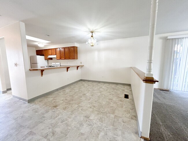 Building Photo - 5548 - 5550