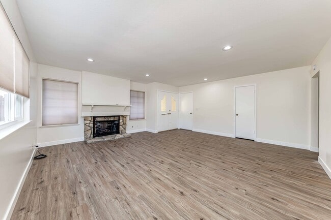 Building Photo - Spacious Single-Family Home with Yard!