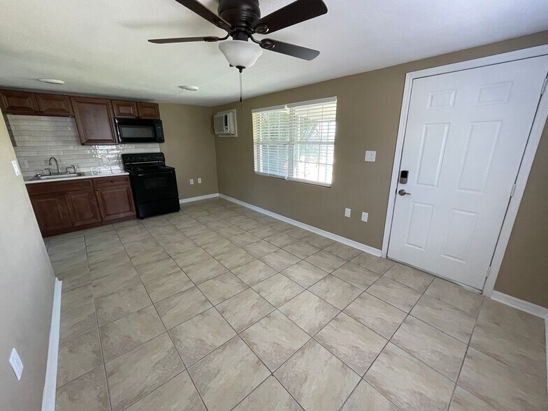 Building Photo - 1205 W Pierce St