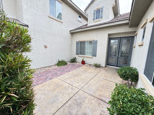 Building Photo - Spacious 4 Bedroom Home with Private Pool!