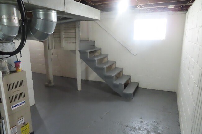 Building Photo - 806 E Deshler Ave