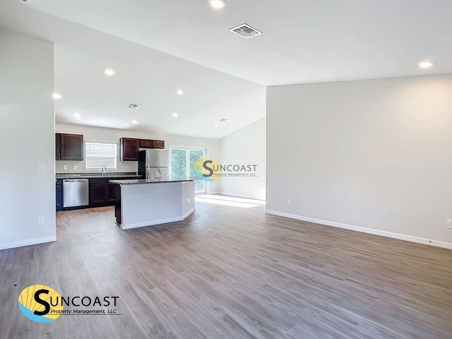 Building Photo - 20241 Peachland Blvd