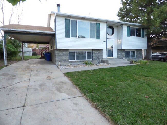 Building Photo - 4 Bd 2 Full Bath New Carpet & Upgrades