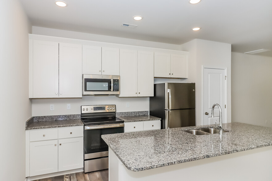 Building Photo - 104 Dogwood Village Trl