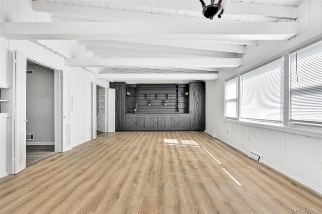 Building Photo - 5 Hawthorne Ln
