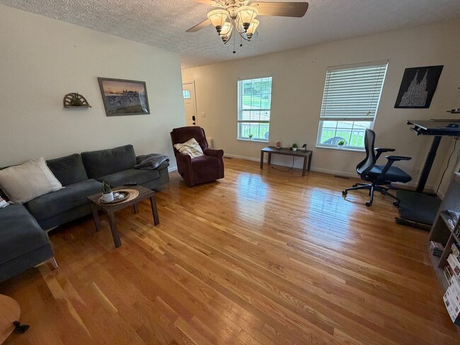 Building Photo - Fully Furnished Short Term Rental!