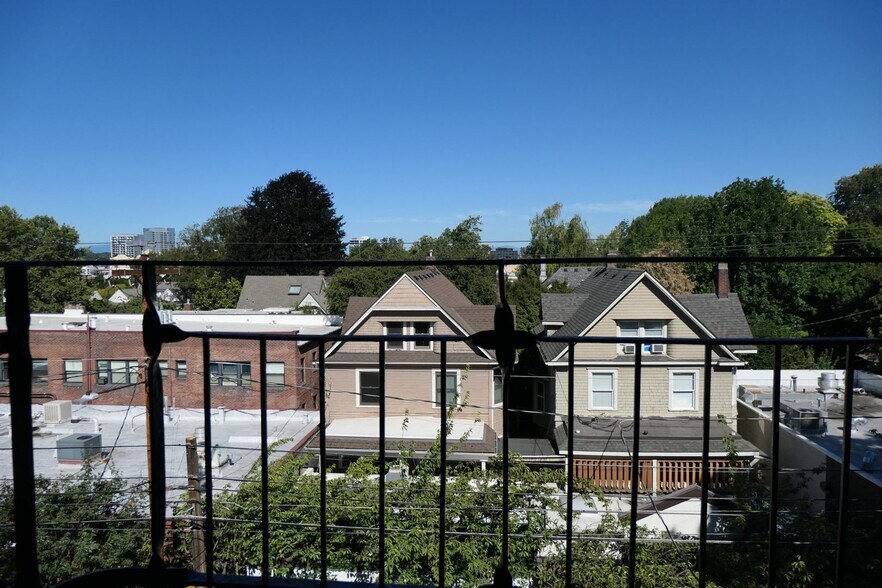 Building Photo - 2109 NW Irving St
