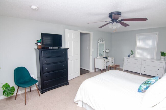 Building Photo - Quaint Single Family Home