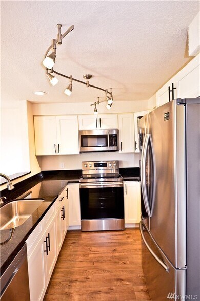 Building Photo - 1315 S Puget Dr