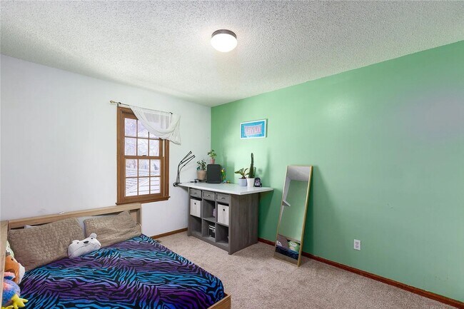 Building Photo - 5-Bedroom, 2-Bath Rental Home in Urbandale...