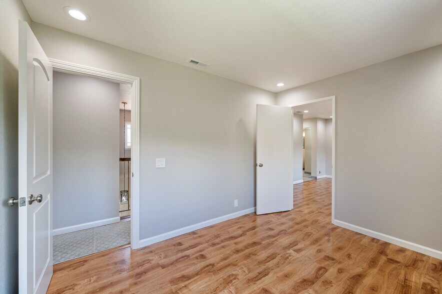 Building Photo - 3661 Slopeview Dr