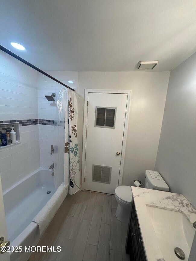 Building Photo - 182 Tulip Ln