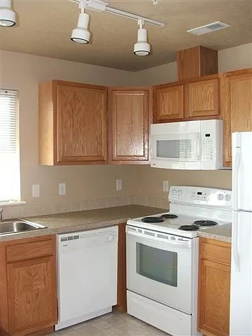 Building Photo - 2 bed / 1 bath ground-floor apartment in a convenient location in west Boise