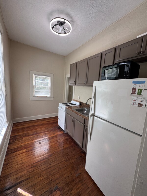 Building Photo - 114 NE Tuscawilla Ave