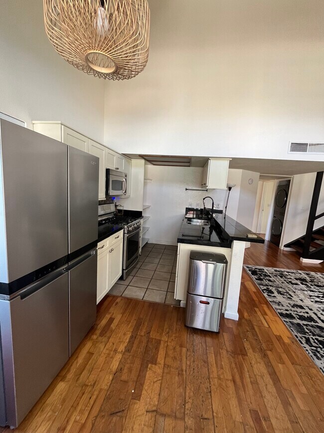 Building Photo - 15946 Vanowen St