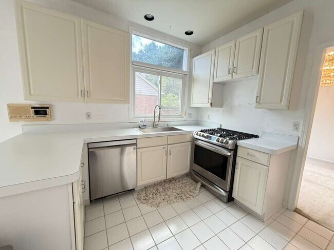 Building Photo - 1154 Bluebird Dr
