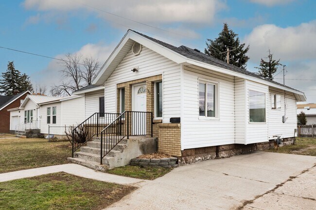Building Photo - Newly Remodeled 3 Bed + Office, 1 Bath home in Rexburg, Fully fenced yard