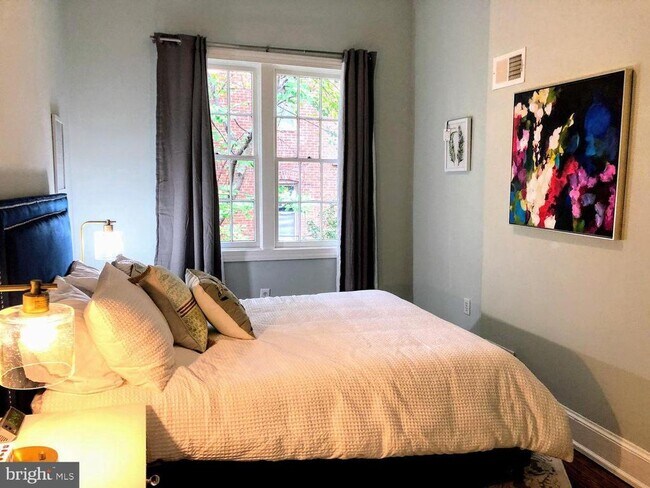 Building Photo - 106 7th St SE