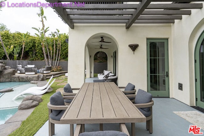 Building Photo - 5861 Ridgebrook Dr