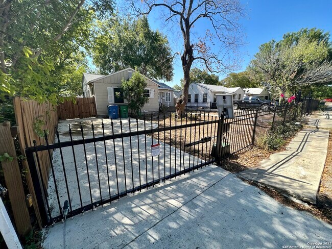 Building Photo - 414 Elmwood Dr