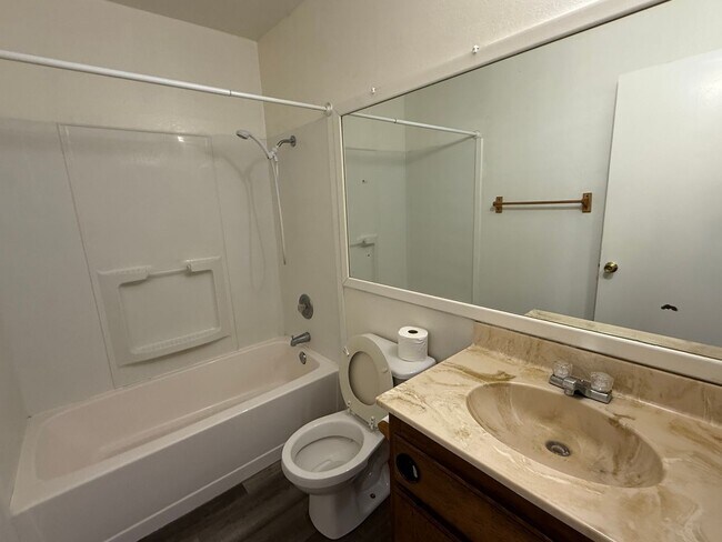 Building Photo - 3711